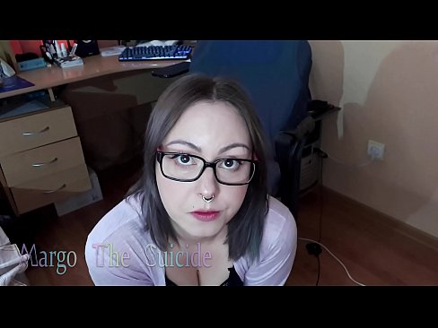 ❤️ Көз айнек тагынган сексуалдуу кыз Дилдону камерага терең соруп ❌ Порно боюнча бизде ❌❤