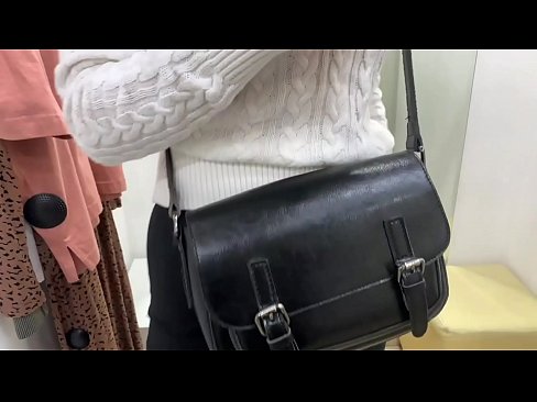 ❤️ Фитинг бөлмөсүндө жаш канчык FeralBerryди дилдо менен коомдук мастурбациялоо ❌ Порно боюнча бизде ❌❤